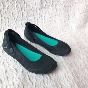 Teva flats black and green